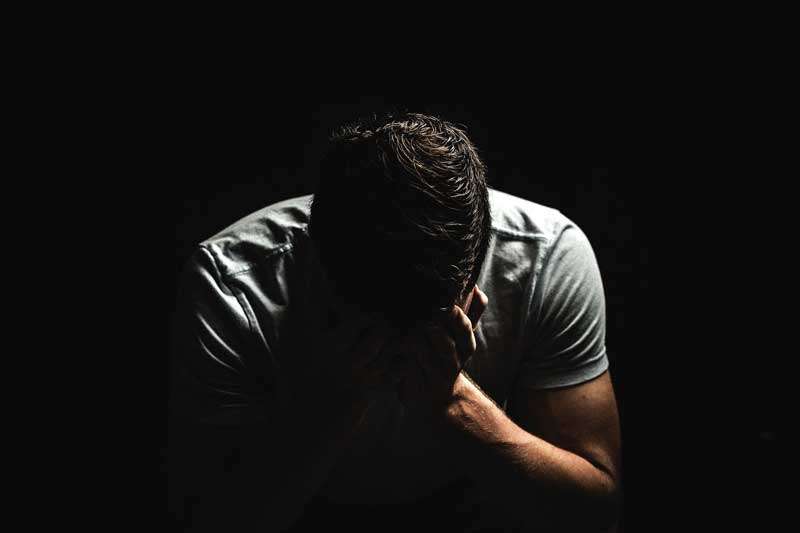 Cuidado con el sexting, hombre llorando por cibervenganza