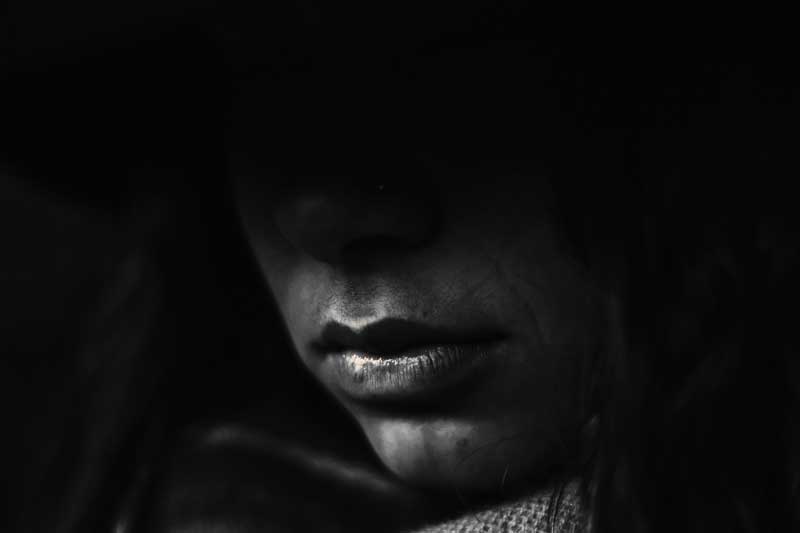 Mujer triste por cibervenganza