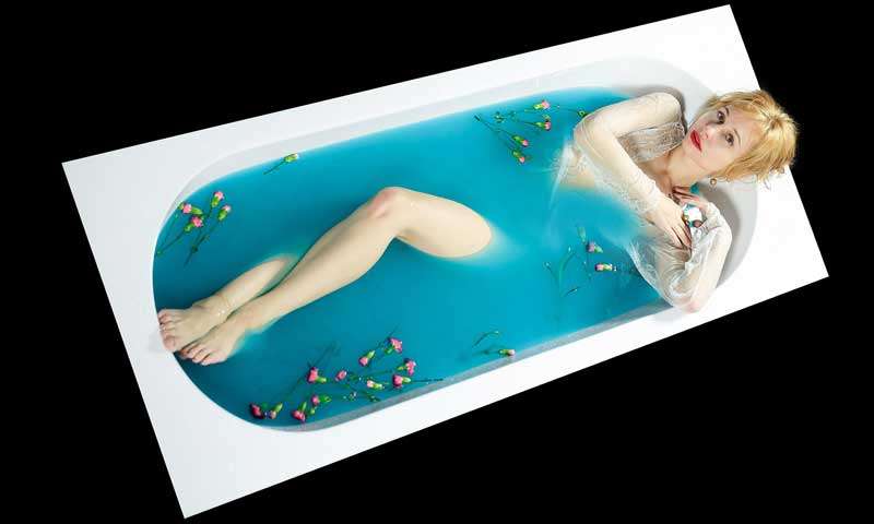 Sexting, compartir contenido a otra persona. Mujer en bañera