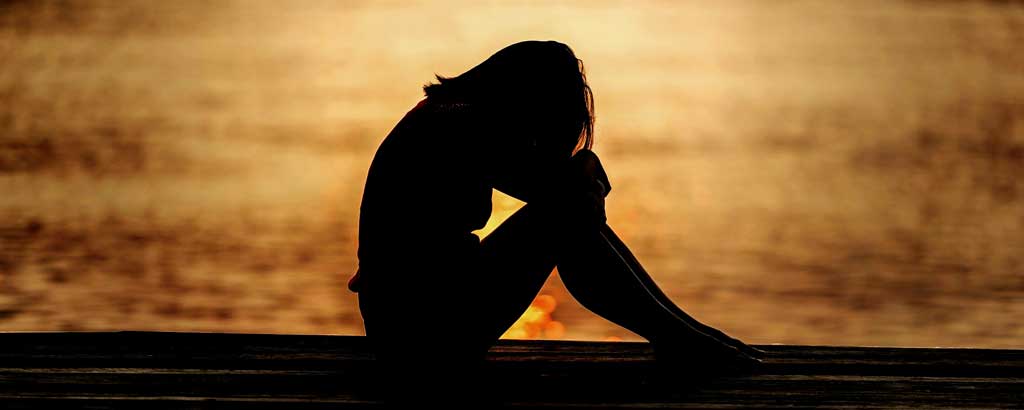 Mujer triste por cibervenganza