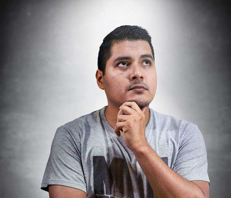 Hombre pensando en qué comprar este buen fin, cuidándose de las estafas