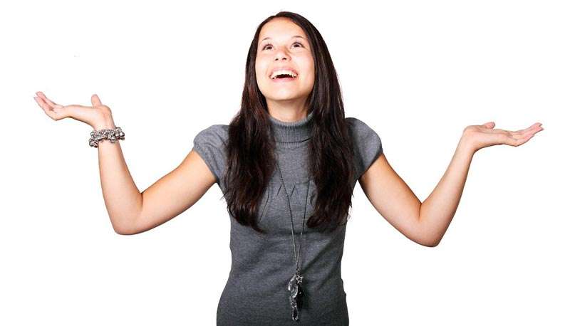 Mujer esperando las ofertas del Buen Fin 2020 en Amazon