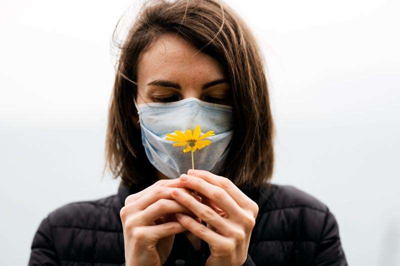 Mujer en tiempos de coronavirus, con flor