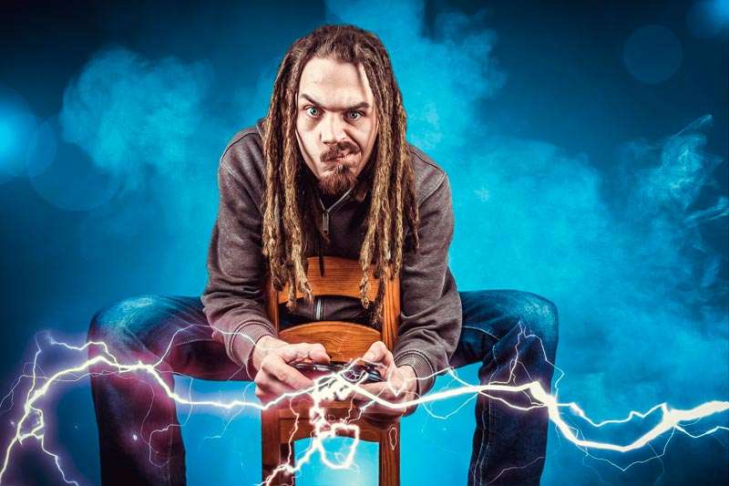 Gamer con rastas, jugando