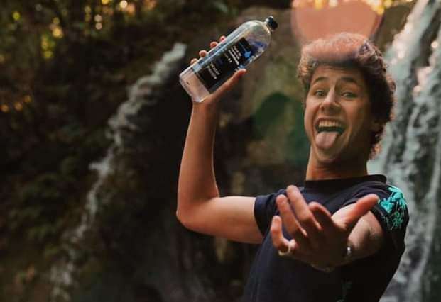 Juanpa Zurita lucra con agua