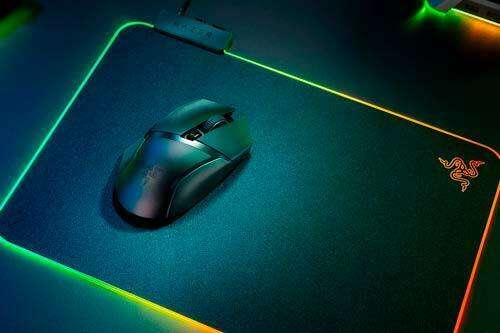Razer Basilisk X Hyperspeed en un mousepad