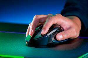 Sujetando el mouse Razer Basilisk X Hyperspeed