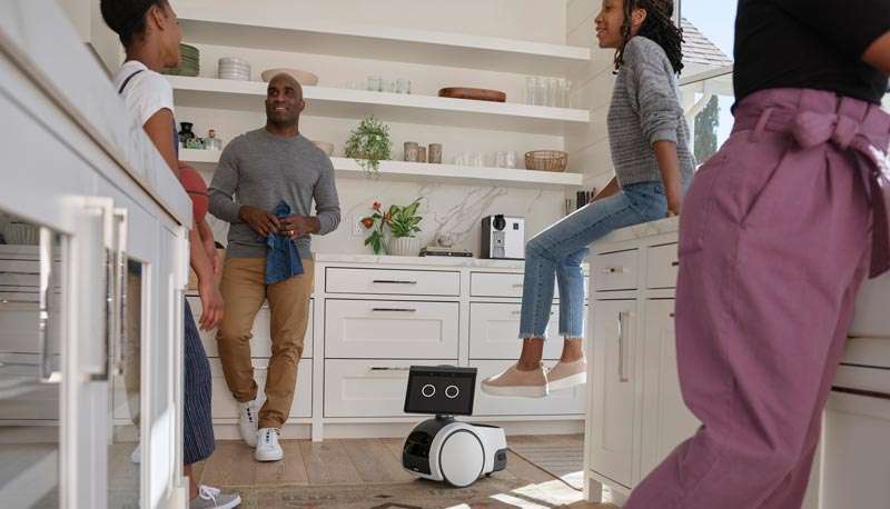 Amazon Astro en la cocina con la familia