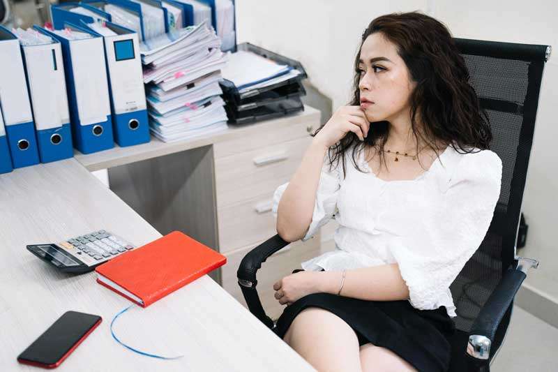 Mujer trabajando con WhatsApp Business