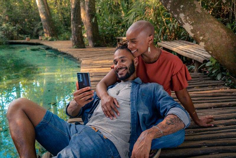 Pareja con el teléfono motorola edge 20 pro