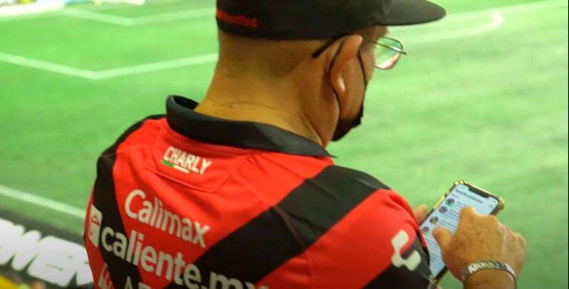 Aficionado Xolos revisando sus redes en Estadio Caliente de Xoloitzcuintles de Tijuana