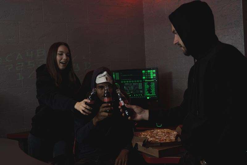 Hackers festejando un ataque cibernético