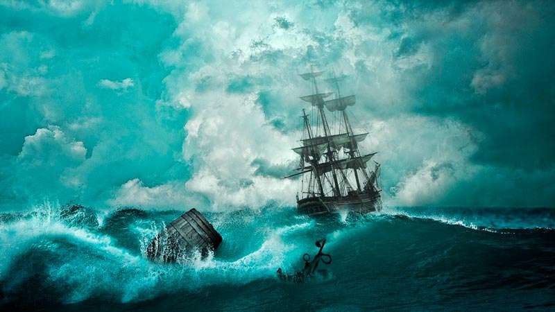 Barco navegando en medio de una tormenta marina