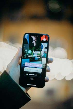 Usuario consultando su teléfono inteligente