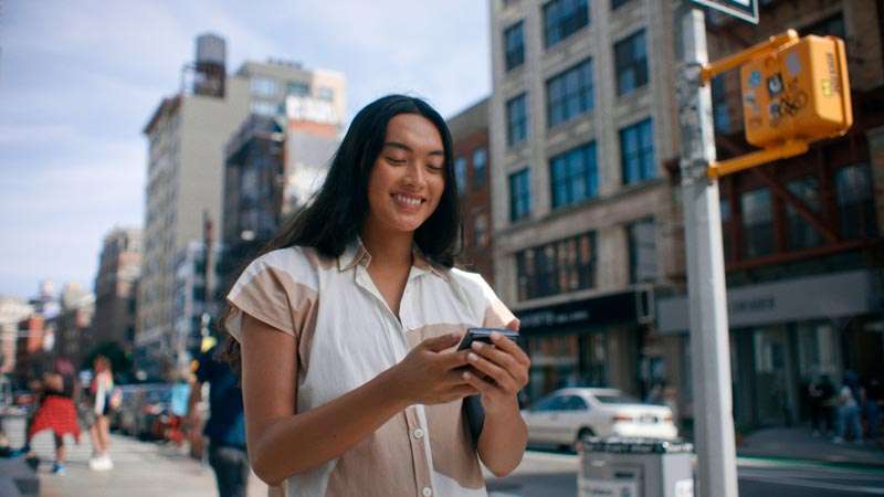 Persona caminando mientras ve el celular