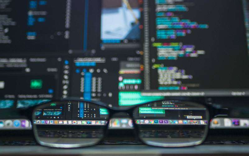 Pantalla de alguien trabajando con información y que necesita ciberseguridad