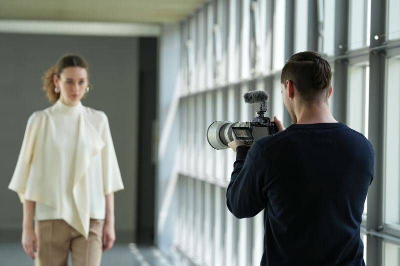 Fotógrafo usando una cámara Sony Alpha 7 R V para imagen de una persona