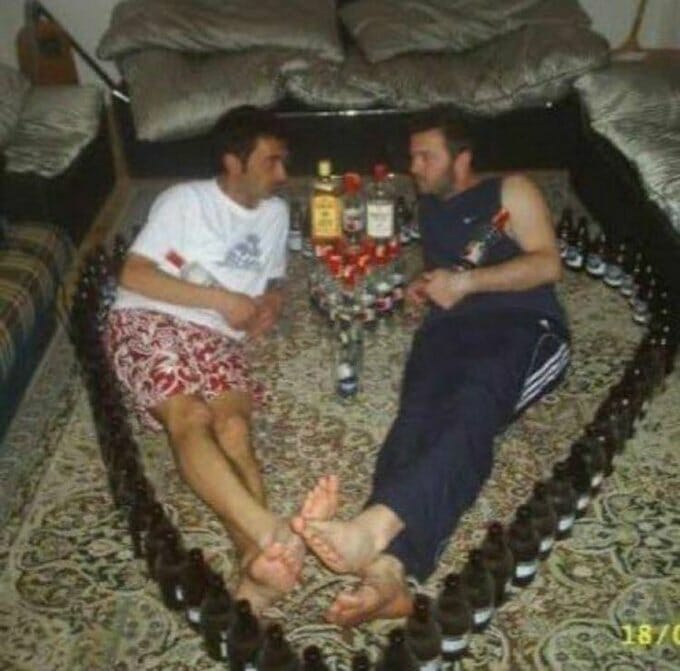 Meme coreazón con botellas, por San valentín.