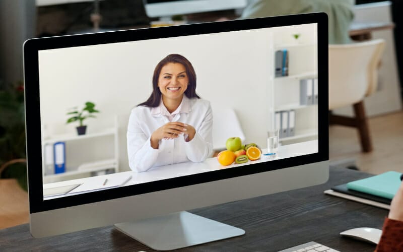 Nutricionista dando consulta con telemedicina