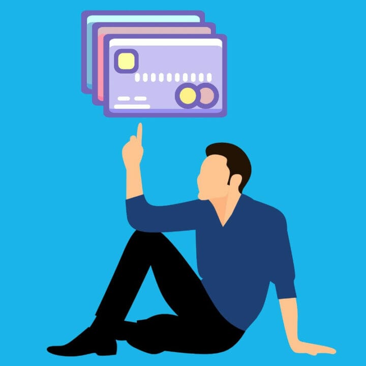 Hombre eligiendo qué tarjeta bancaria usar para el Hot Sale 2023