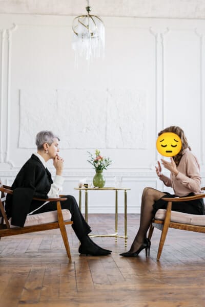 Terapia a persona deprimida con carita triste