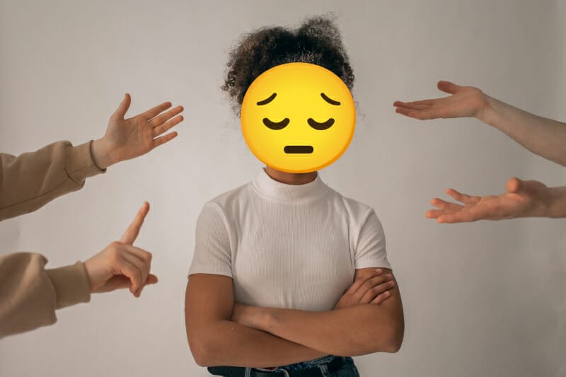Adolescente triste con carita triste