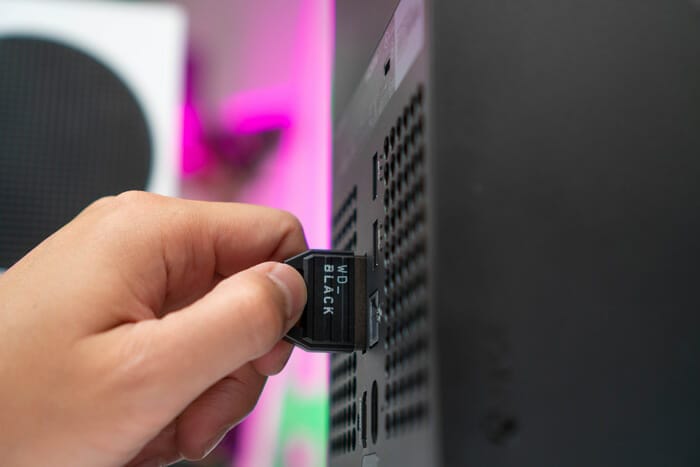 WD Black C50 colocando en el Xbox Series X