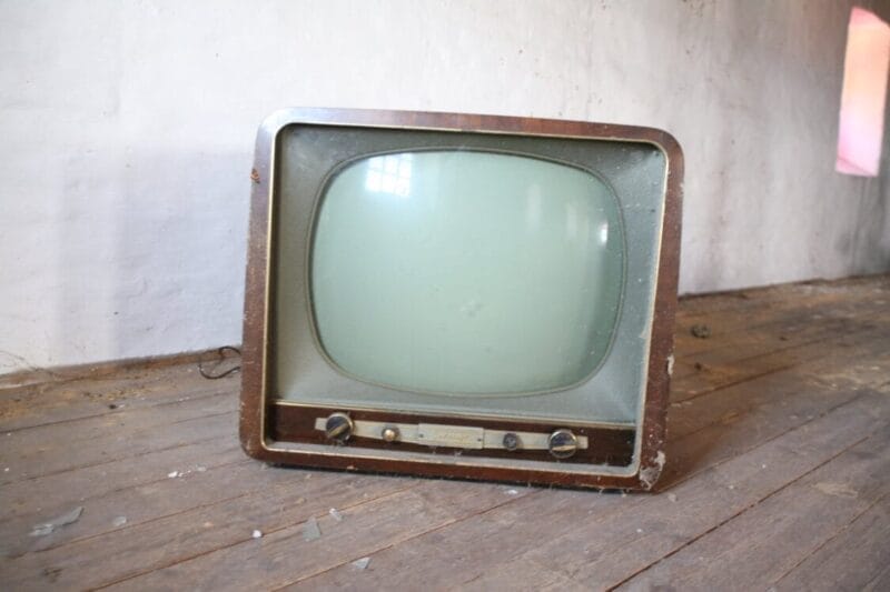Una TV vintage necesitada de limpieza
