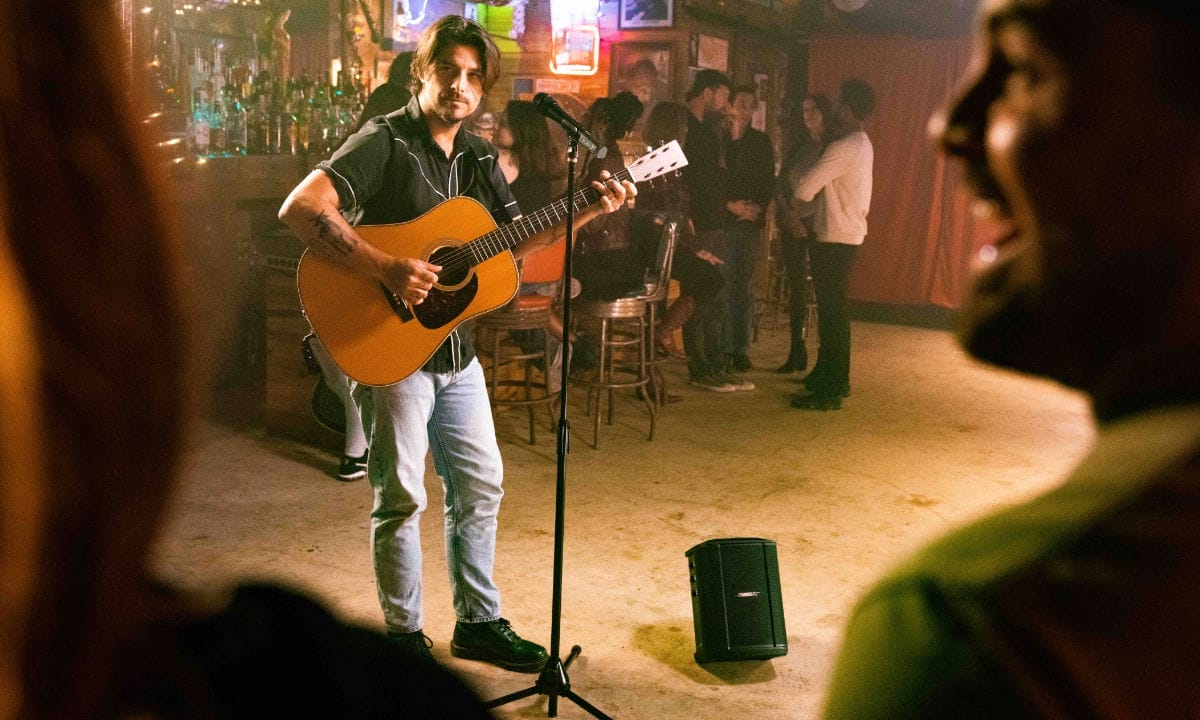 Cantante usando Bose S1 Pro+