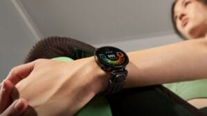 Mujer entrenando utilizando un Huawei Watch GT 4