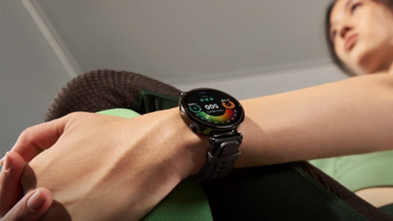 Mujer entrenando utilizando un Huawei Watch GT 4