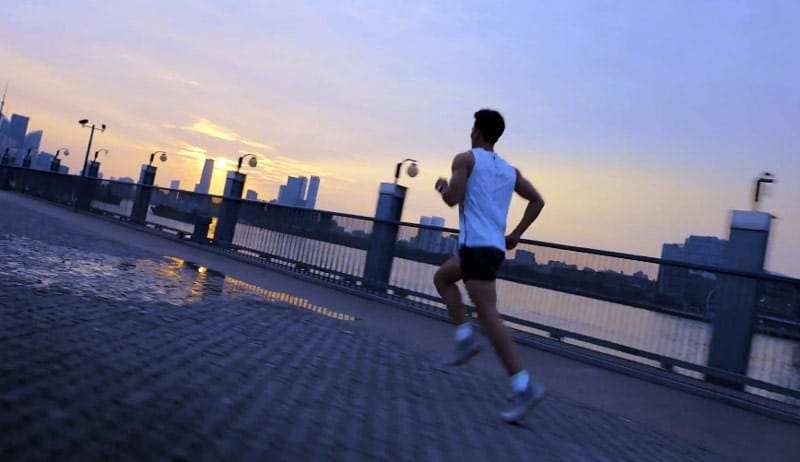 Hombre entrenando utilizando un Huawei Watch GT 4