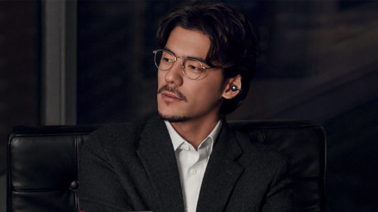 Hombre con Huawei FreeClip