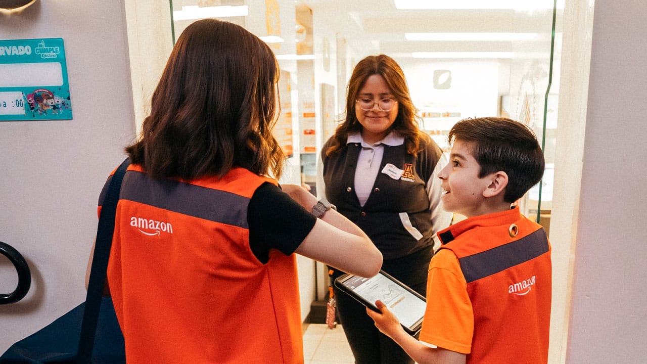 Niño entregando paquete, Amazon Kidzania