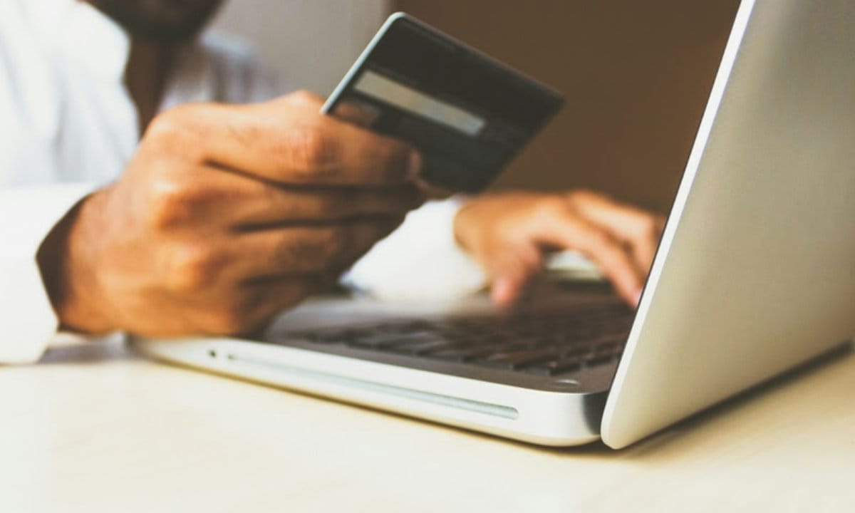 Persona comprando por Internet