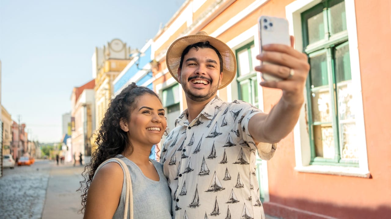 Pareja enamorada tomándose una selifie