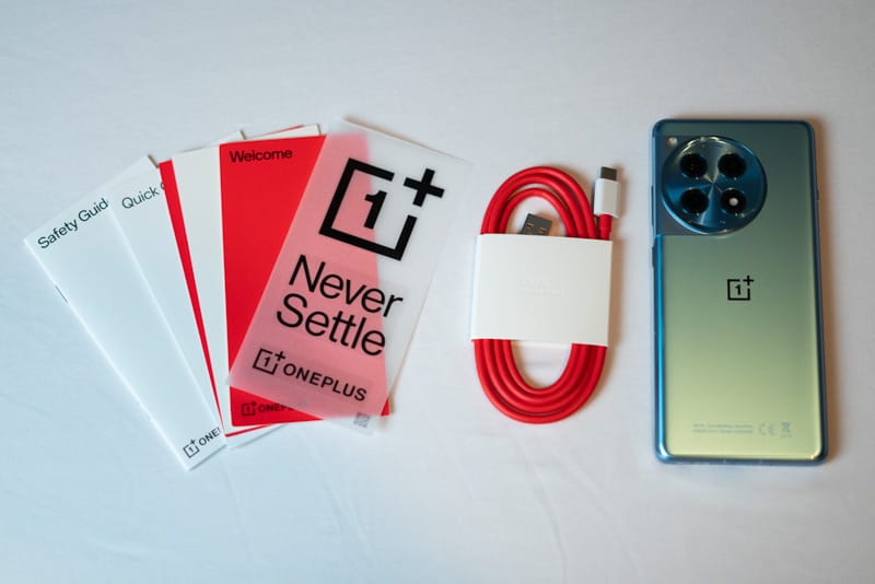 Contenido en la caja del OnePlus 12R