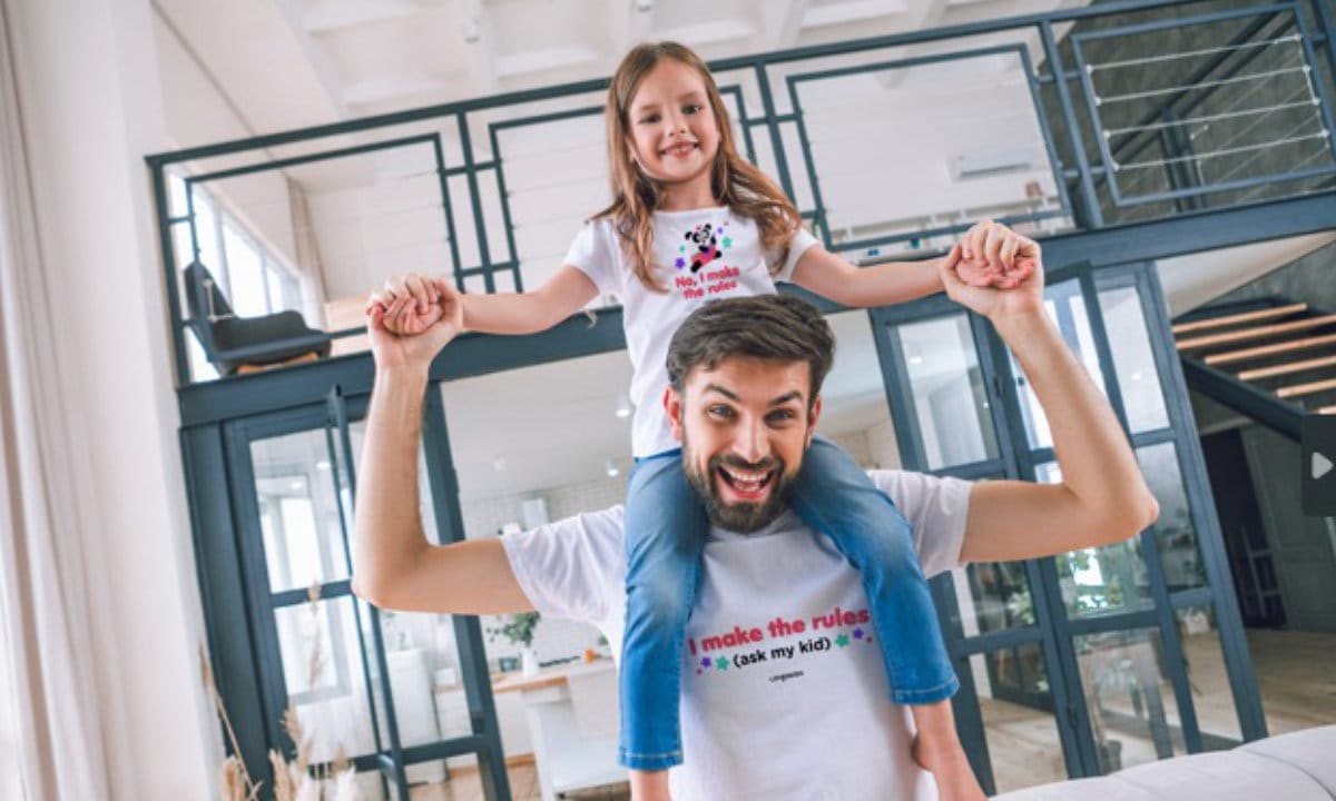 Hombre jugando con una niña en el día del padre
