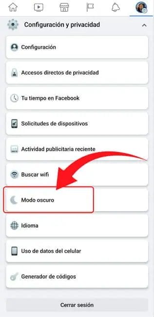 Captura de pantalla mostrando la opción de "Modo oscuro" en la aplicación de Facebook en un celular Android, con el ícono de luna menguante destacado.