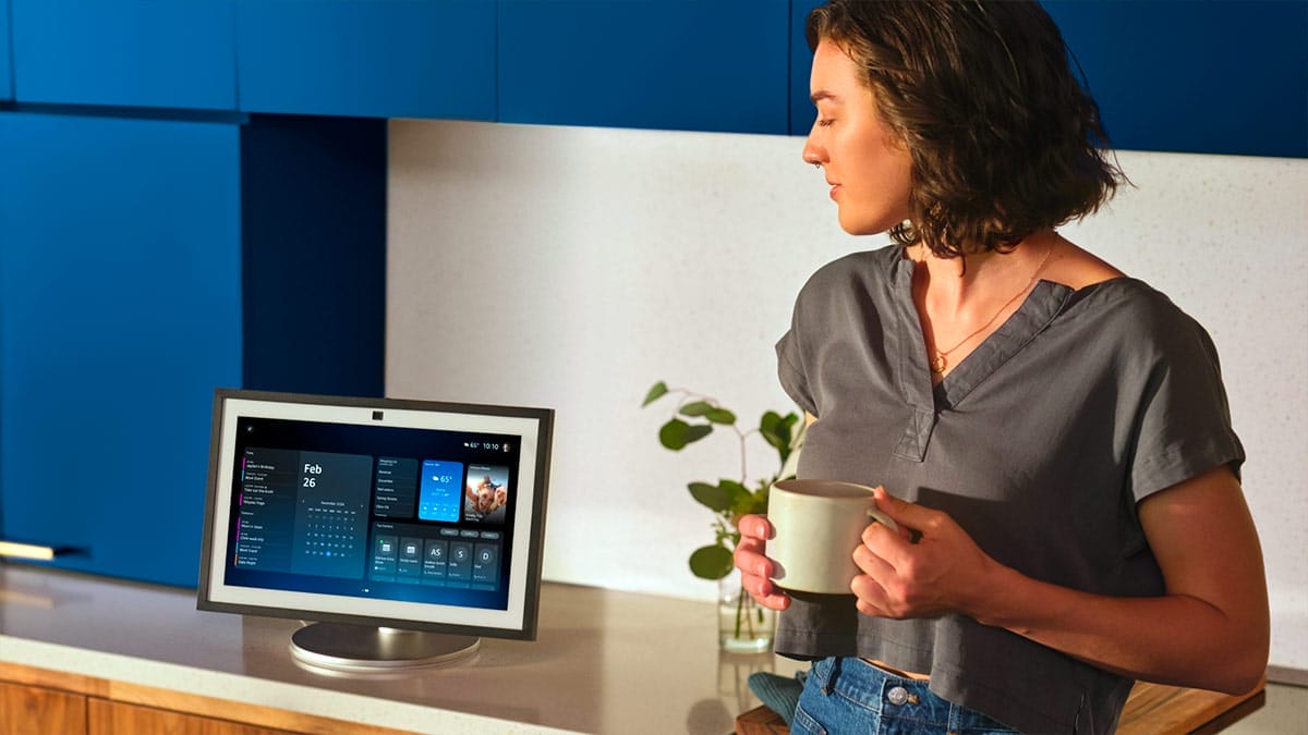 Fotografía de mujer que está a un costado de un dispositivo con Alexa, haciendo referencia que el dispositivo es un apoyo emocional