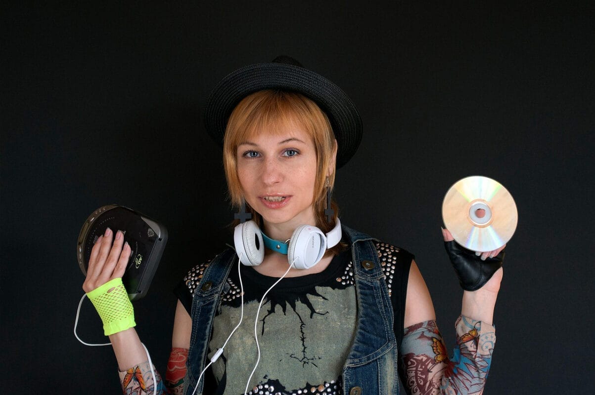 Mujer usando un Discman para escuchar música