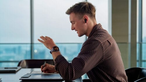 Hombre con un Huawei Watch 5 en su muñeca, sin teleléfo, ya que activó la esim en el wereable