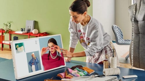 Fotoghrafía de una mujer diseñadora de moda, utilizando la LG, la pantalla portátil