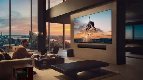 Ilustación de un hombre viendo la televisión inalámbrico LG OLED evo M5 a 144Hz.