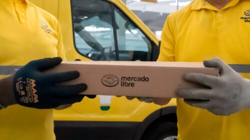 Imagen de dos repartidores de Mercado Libre, entregando un paquete, hace referencia al rastreo de paquetes en Mercado Libre