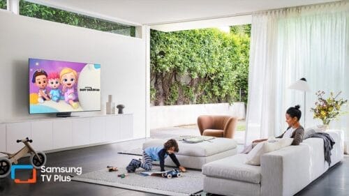 Una familia, viendo un televisor, que tiene Samsung TV con Baby Shark TV