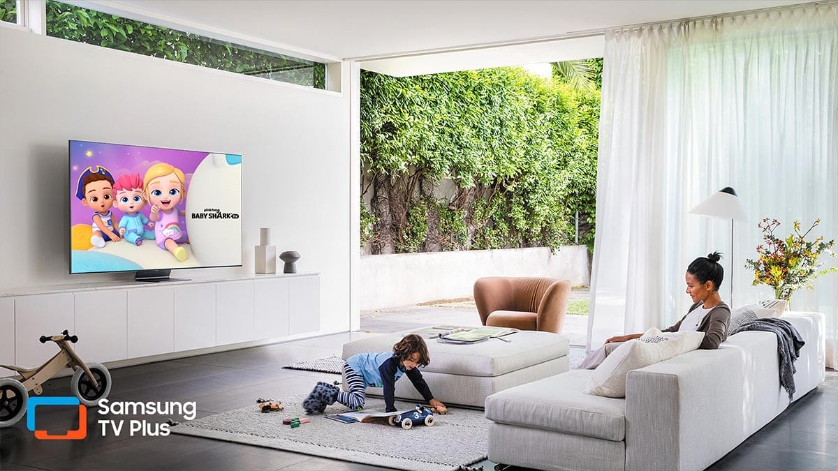 Una familia, viendo un televisor, que tiene Samsung TV con Baby Shark TV