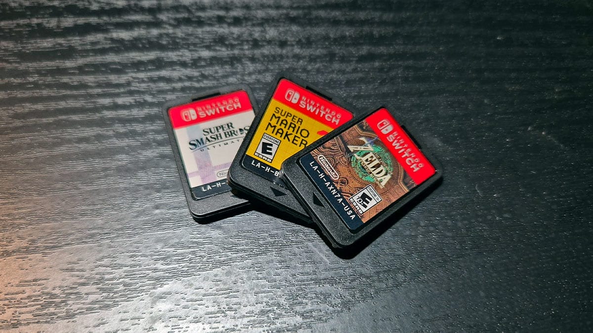 Fotografía de 3 cartuchos de Nintendo switch, The Legend o Zelda: Tears of the Kingdom, Mario Maker 2 y Super Smash Bros Ultimate.