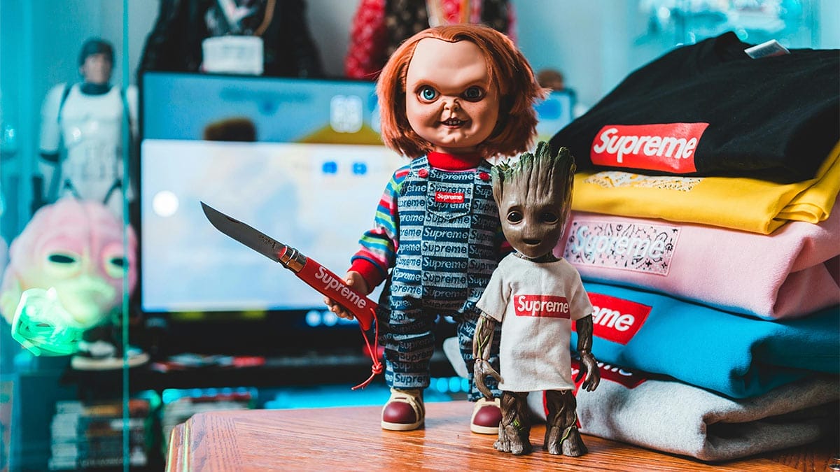 En la foto se aprecia a Chuky y Groot, con camisetas, vistiendo productos para fandom