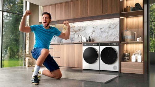 Ilustración de hombre apasionado por el Futbol, celebrando Mundial de Clubes FIFA 2025, junto a lavadoras de Hisense, mostrando que no se distrae de su pasión con lavar